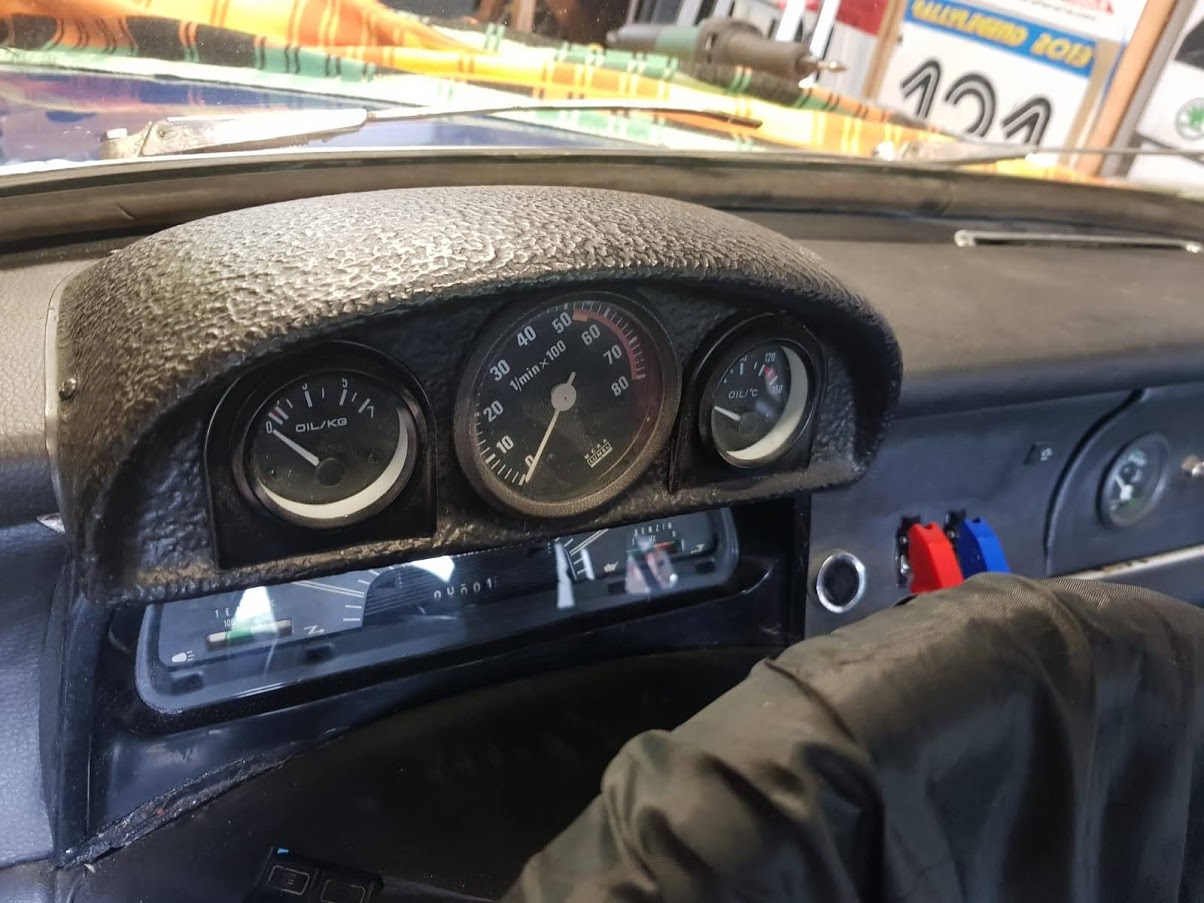 Kaplička na budíky pro Škoda 120S – laminát - 2