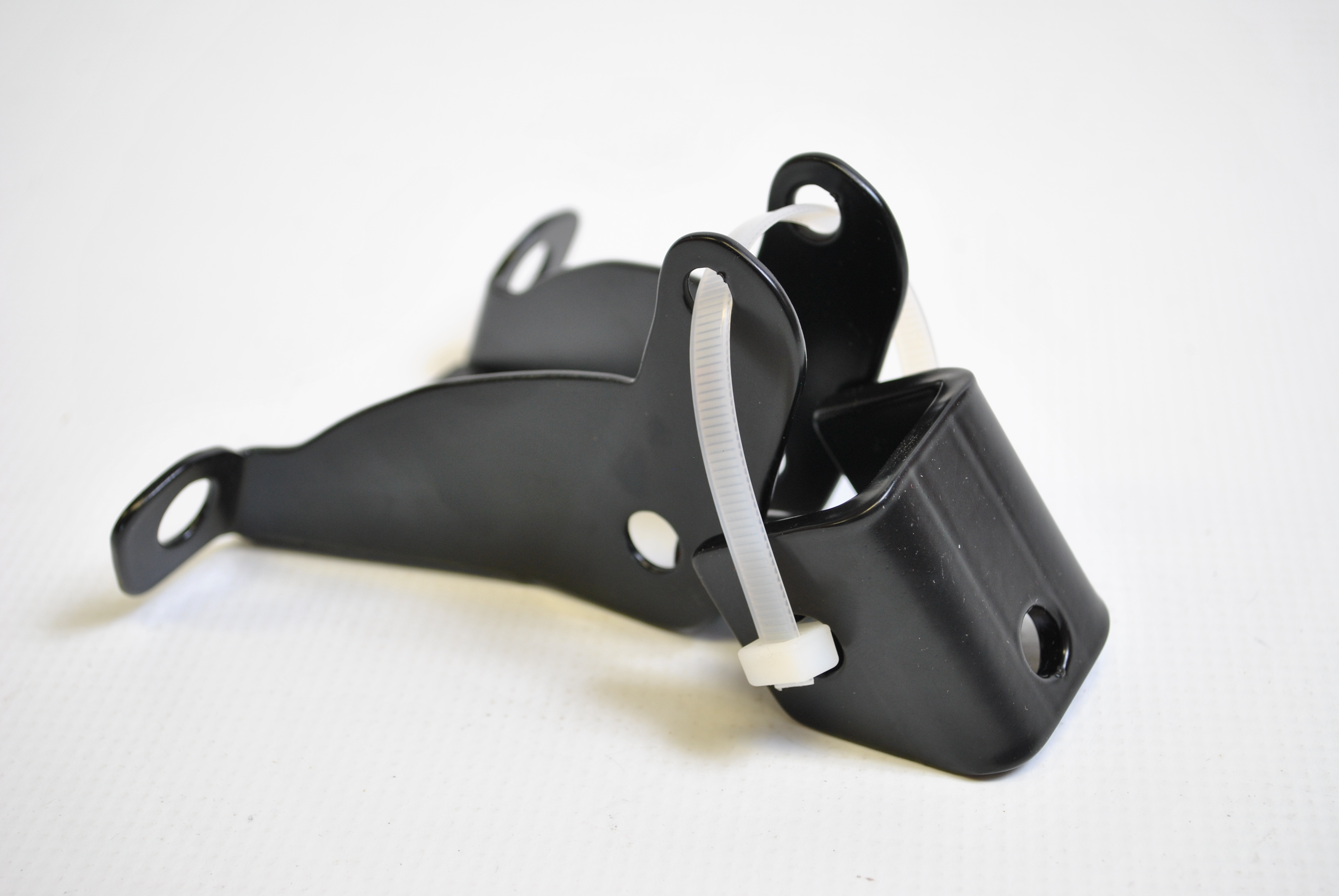 Transmission traction bracket